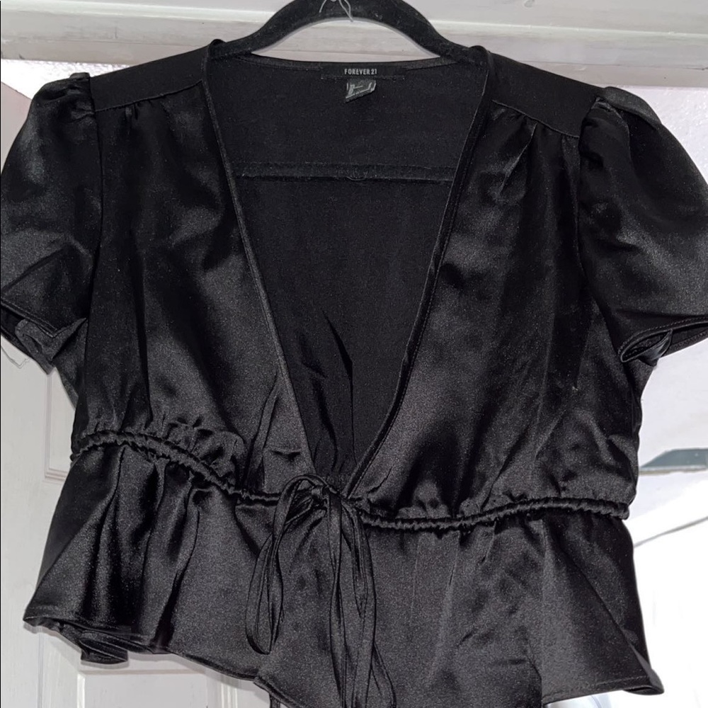 Cropped tie in front top.